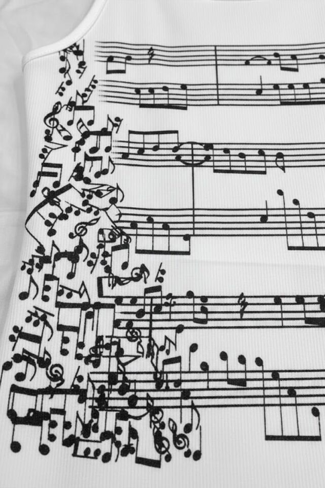 Beyaz Nota Desenli Y2K Askılı Crop