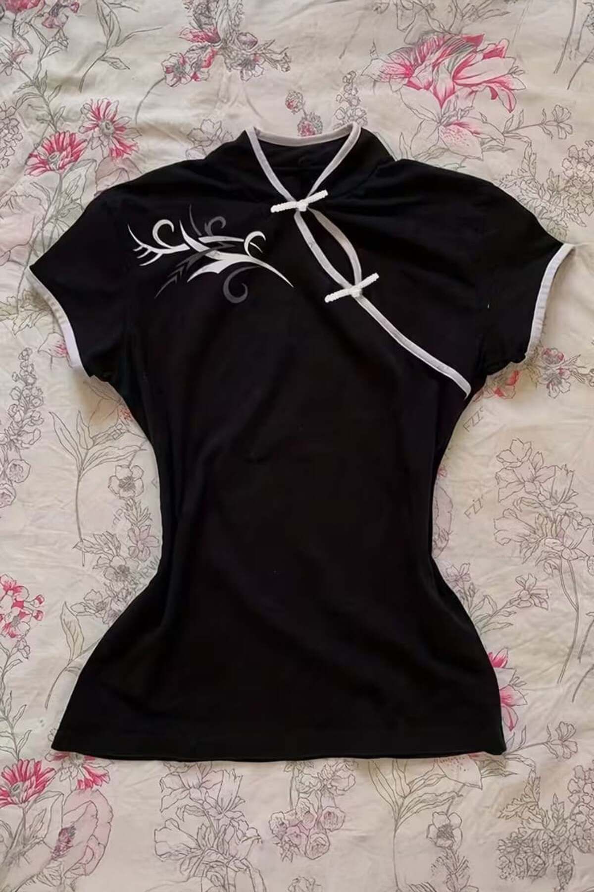 Siyah Çin Yakalı Floral Motifli Beyaz Şeritli Vintage Y2K Kısa Kollu Crop