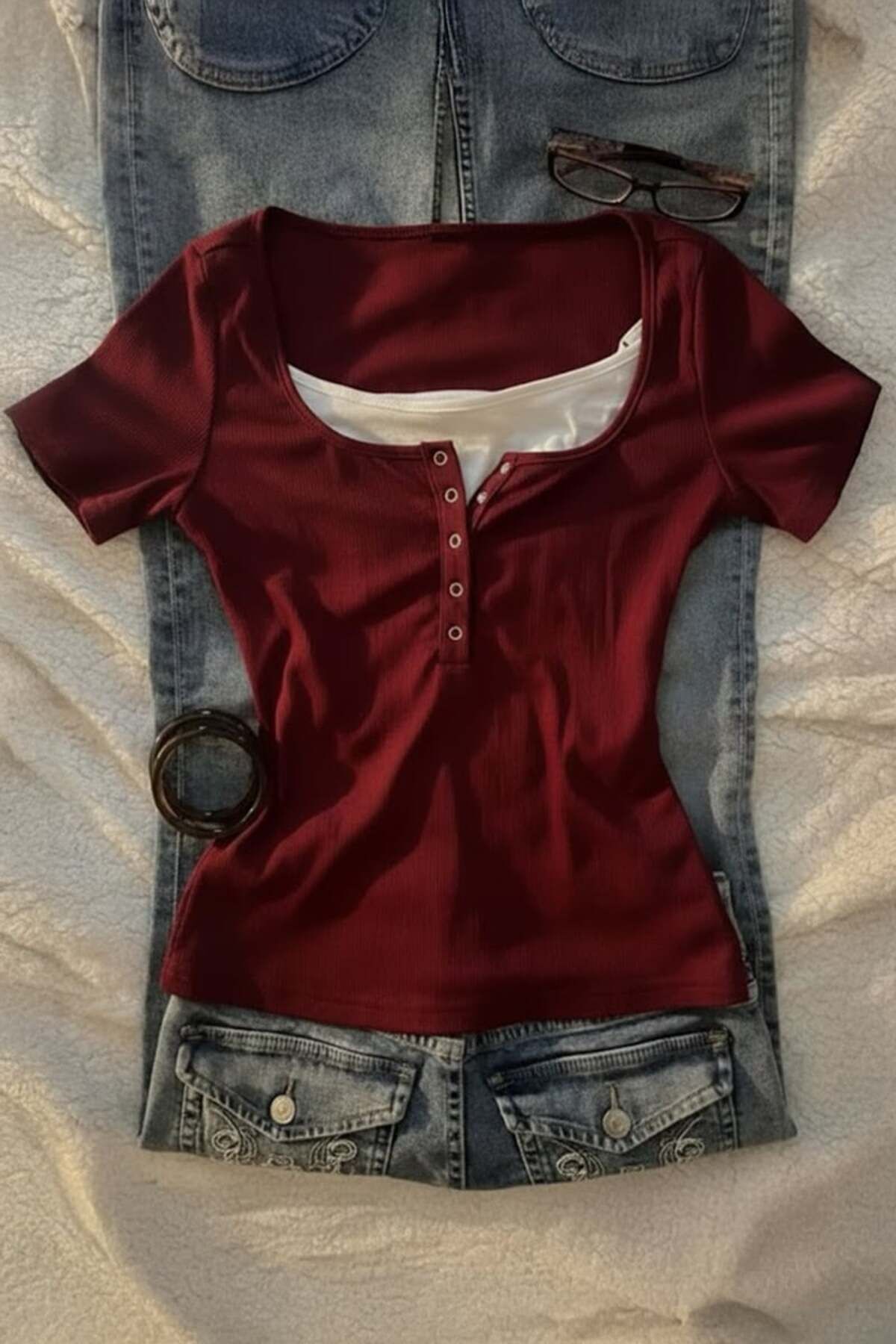 Bordo Henley Yaka Ekli Y2K Kısa Kollu Bluz