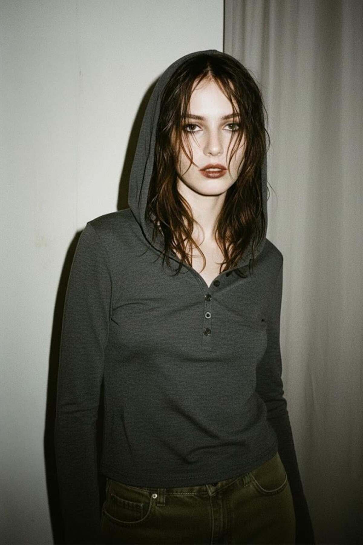 Antrasit Henley Yaka Y2K Kapüşonlu Uzun Kollu Crop bluz