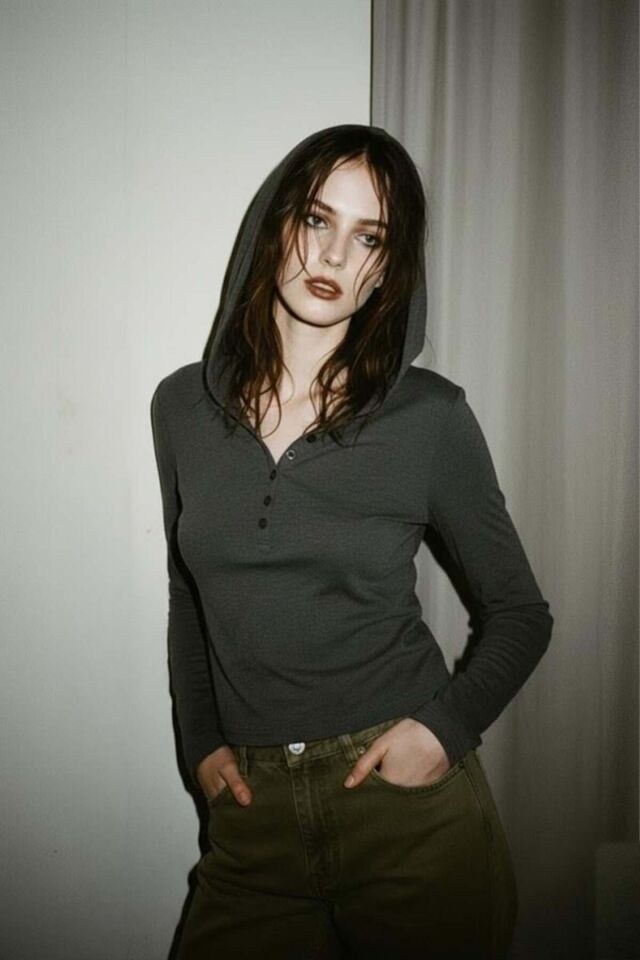 Antrasit Henley Yaka Y2K Kapüşonlu Uzun Kollu Crop bluz