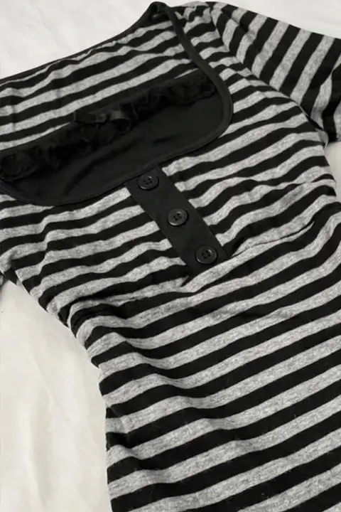 Siyah Gri Çizgili Düğme Detaylı Dantelli Vintage Y2K Kısa Kollu Bluz