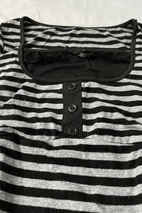 Siyah Gri Çizgili Düğme Detaylı Dantelli Vintage Y2K Kısa Kollu Bluz