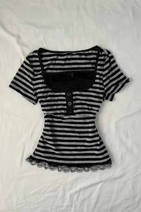Siyah Gri Çizgili Düğme Detaylı Dantelli Vintage Y2K Kısa Kollu Bluz