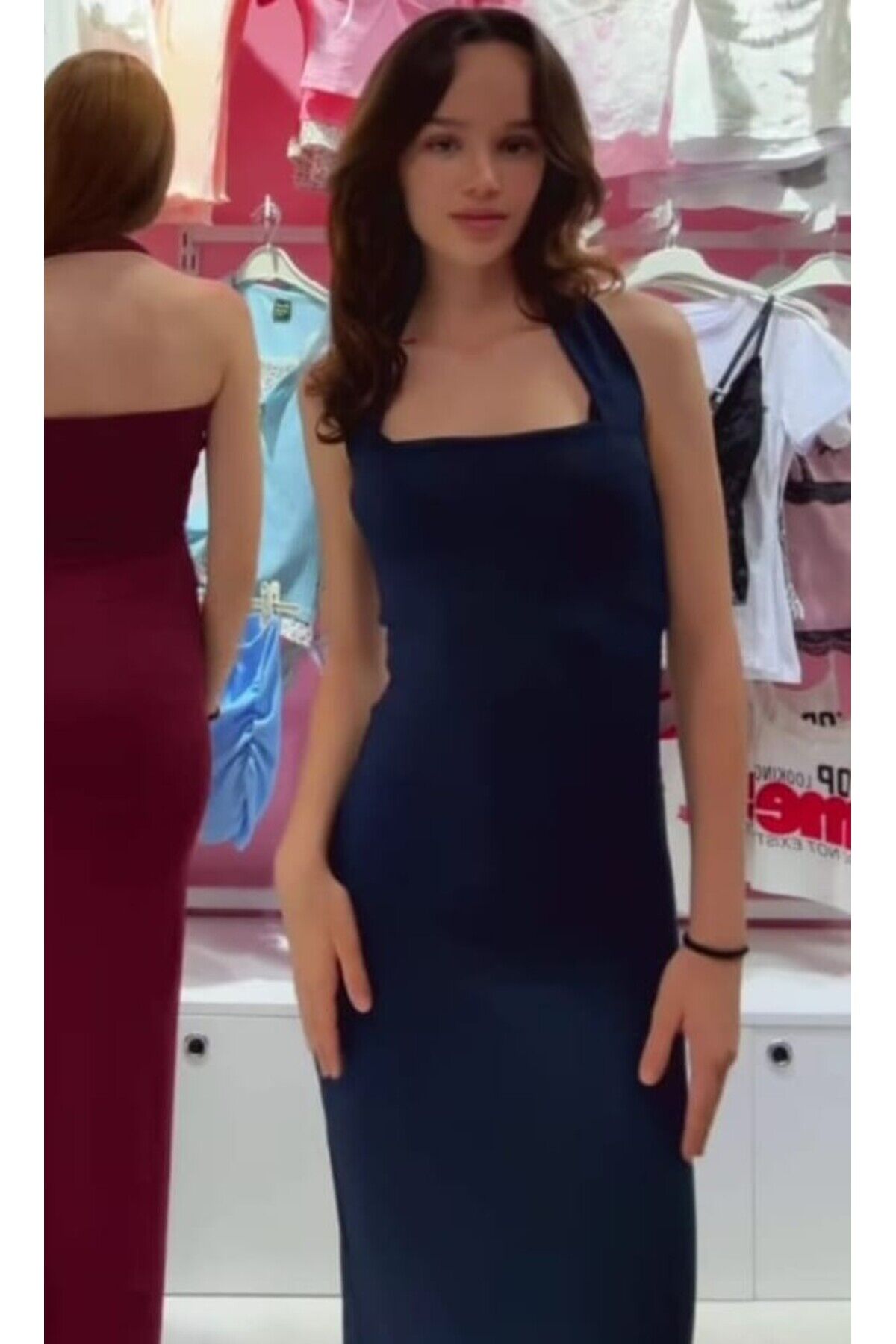 Boyundan geçirmeli yırtmaçlı uzun gece elbisesi