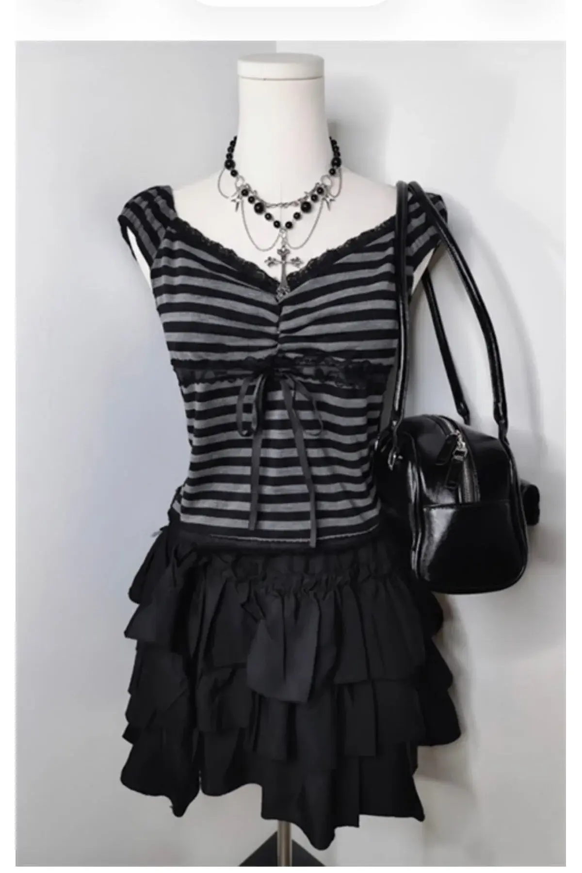 Siyah Antrasit Çizgili Grunge Fiyonklu Dantelli Y2K Kısa Kollu Bluz