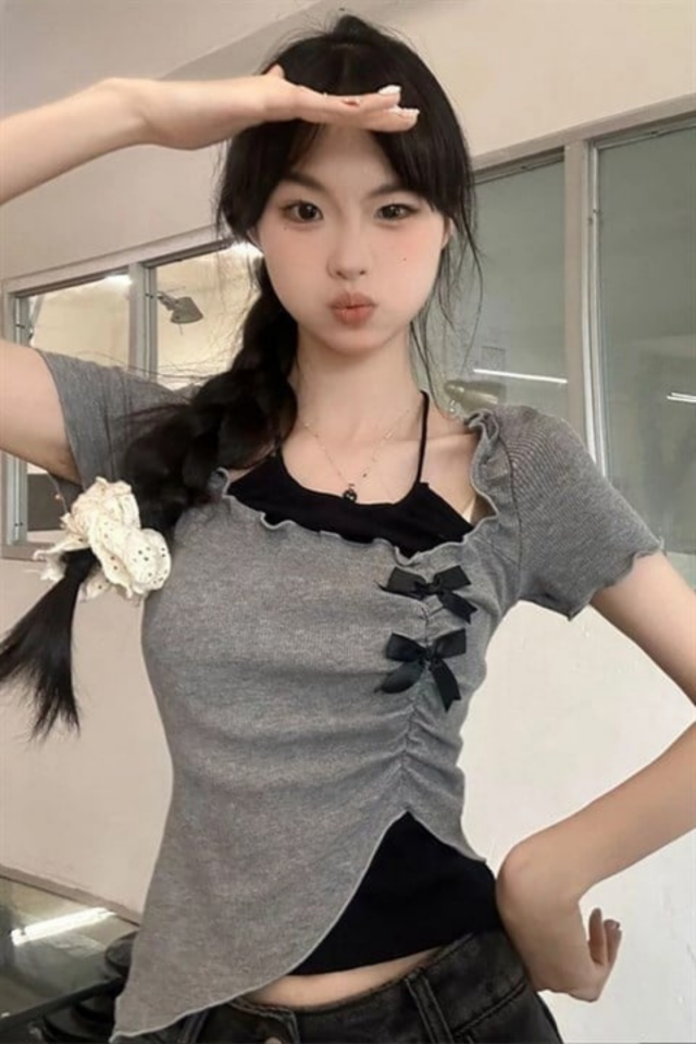 Antrasit Fırfırlı Fiyonk Detaylı Siyah Ek Askılı Asimetrik Y2K Kısa Kollu Bluz