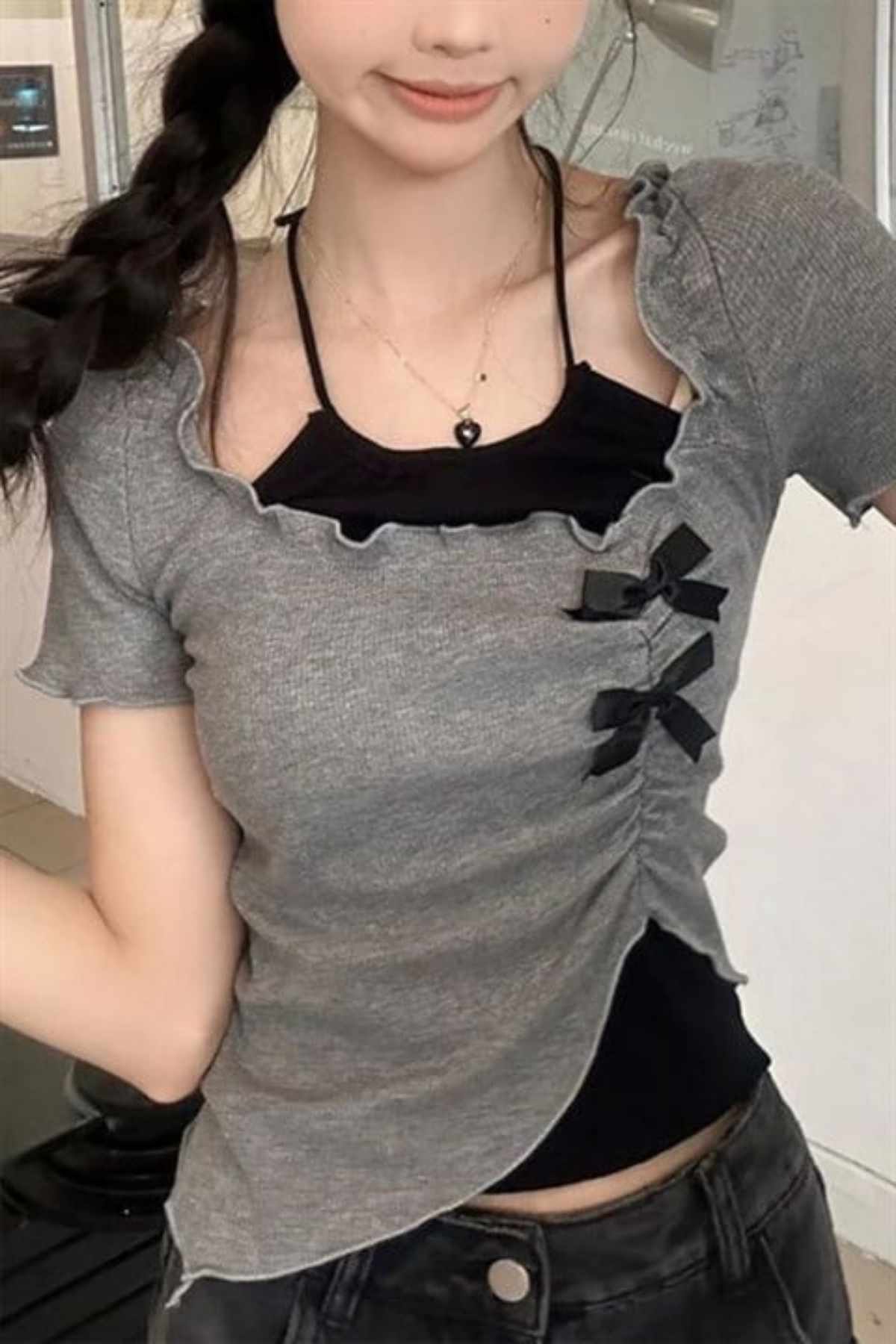 Antrasit Fırfırlı Fiyonk Detaylı Siyah Ek Askılı Asimetrik Y2K Kısa Kollu Bluz