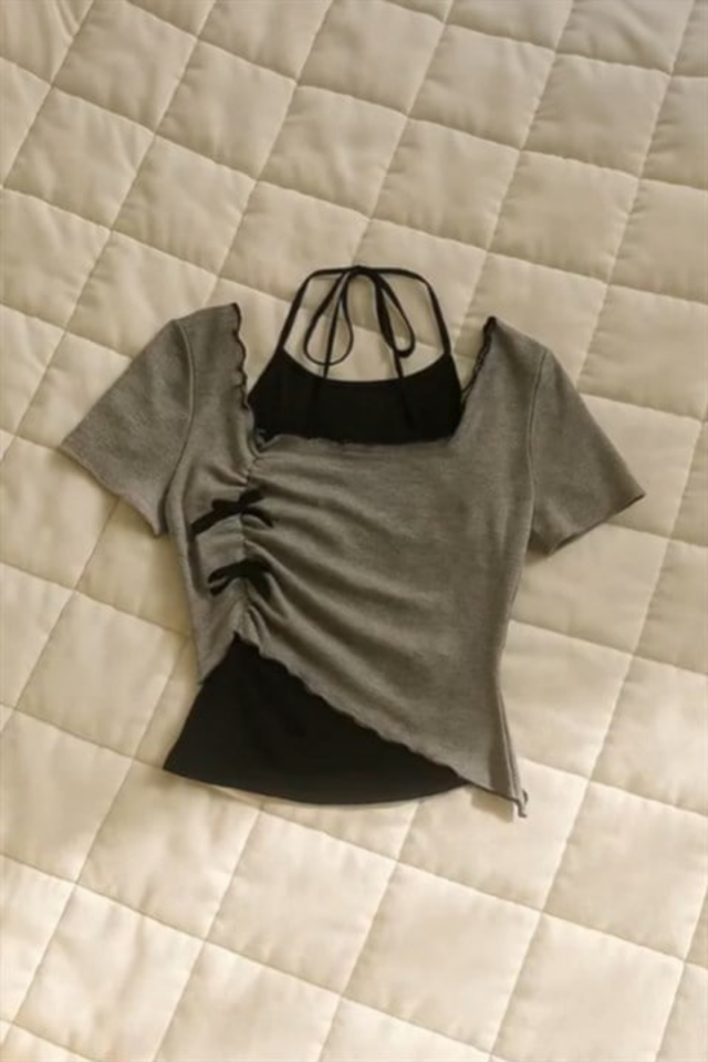 Antrasit Fırfırlı Fiyonk Detaylı Siyah Ek Askılı Asimetrik Y2K Kısa Kollu Bluz